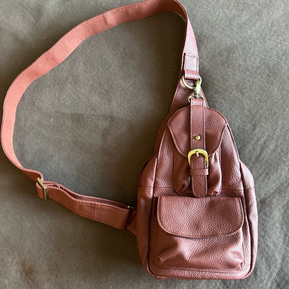 Amerileather sling bag. Color is reddish brown. Never used. Tons of pockets.